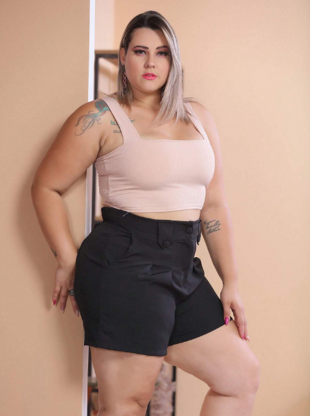  Shorts femininos plus size,Shorts de alfaiataria plus size,Moda plus size verão,Roupas tamanho grande femininas,Shorts sociais plus size,​Shorts elegantes plus size,Shorts meio coxa plus size