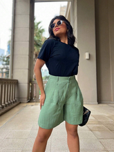 Bermuda feminina de alfaiataria,
Bermuda de linho feminina,
Bermuda social feminina,
Bermuda elegante feminina.
Bermuda feminina com bolsos.
Bermuda feminina cintura alta.
Bermuda feminina para trabalho
