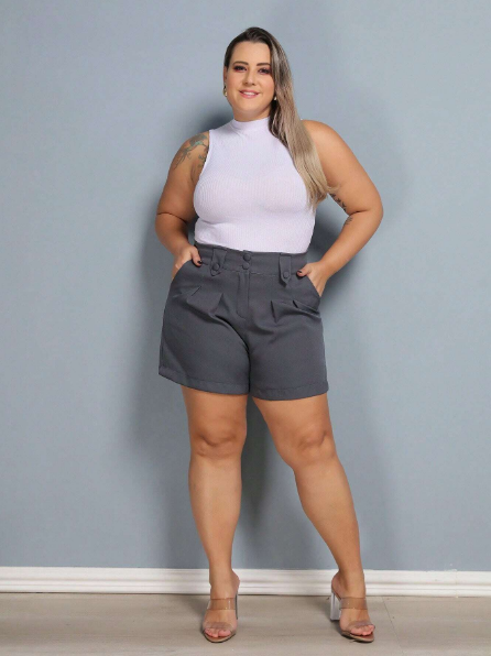 Shorts femininos plus size,Shorts de alfaiataria plus size,Moda plus size verão,Roupas tamanho grande femininas,Shorts sociais plus size,​Shorts elegantes plus size,Shorts meio coxa plus size