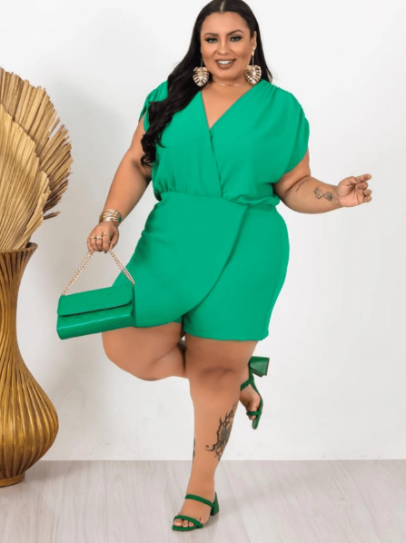 Macaquinho plus size transpassado,Macaquinho plus size decote V,Macaquinho plus size soltinho,Macaquinho plus size casual,Macaquinho plus size elegante,Macaquinho plus size verão,Macaquinho plus size moda feminina,