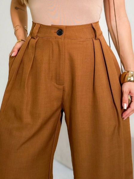 Calça pantalona feminina,
 Calça de alfaiataria feminina,
 Calça social feminina com cinto,
 Calça pantalona cintura alta,
 Calça pantalona elegante,
 Calça pantalona moderna,
 Calça pantalona cores vibrantes,