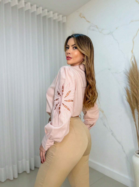 Camisa feminina manga longa com detalhes,Camisa feminina com recortes nos braços,Camisa fashion feminina manga longa,Camisa feminina com detalhes vazados,Camisa feminina manga longa estilosa,Camisa feminina com design diferenciado nas mangas,Camisa feminina manga longa com detalhes de moda
