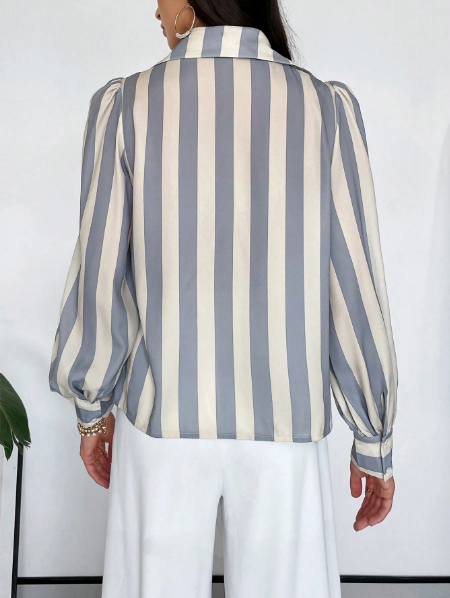Camisa feminina gola laço,Camisa de cetim feminina elegante,Camisa cetim gola laço listrada,Camisa social feminina com laço,Camisa feminina cetim manga longa,Camisa elegante com laço na gola,Camisa listrada feminina de cetim
