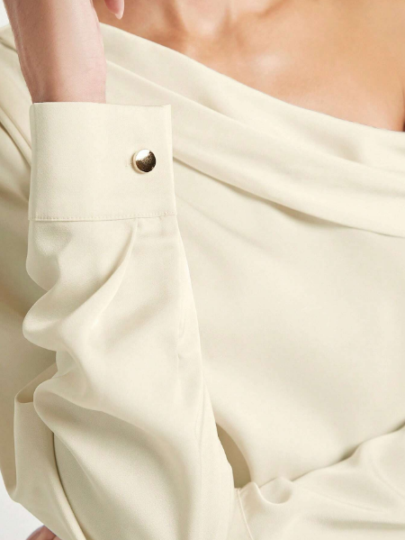 Camisa feminina cetim elegante,Blusa cetim manga longa feminina,Camisa cetim com recorte nos ombros,Camisa cetim plissada feminina,Blusa feminina cetim decote assimétrico,Camisa social feminina cetim,Camisa cetim feminina para eventos