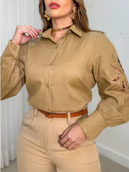 Camisa feminina manga longa com detalhes,Camisa feminina com recortes nos braços,Camisa fashion feminina manga longa,Camisa feminina com detalhes vazados,Camisa feminina manga longa estilosa,Camisa feminina com design diferenciado nas mangas,Camisa feminina manga longa com detalhes de moda
