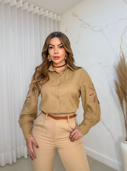 Camisa feminina manga longa com detalhes,Camisa feminina com recortes nos braços,Camisa fashion feminina manga longa,Camisa feminina com detalhes vazados,Camisa feminina manga longa estilosa,Camisa feminina com design diferenciado nas mangas,Camisa feminina manga longa com detalhes de moda
