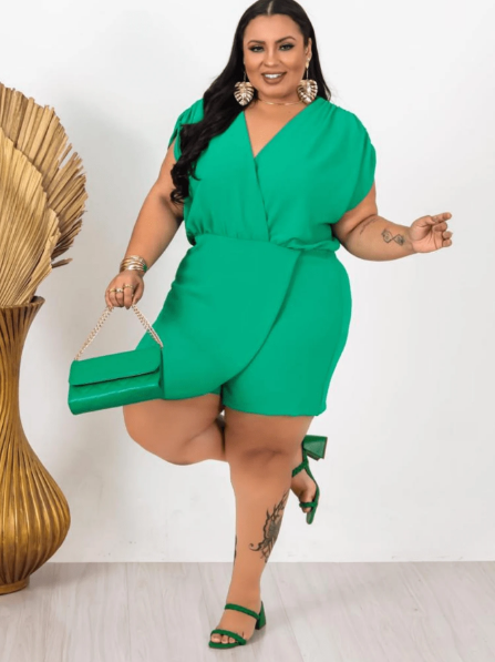 Macaquinho plus size transpassado,Macaquinho plus size decote V,Macaquinho plus size soltinho,Macaquinho plus size casual,Macaquinho plus size elegante,Macaquinho plus size verão,Macaquinho plus size moda feminina,