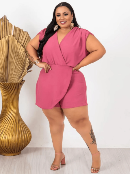 Macaquinho plus size transpassado,Macaquinho plus size decote V,Macaquinho plus size soltinho,Macaquinho plus size casual,Macaquinho plus size elegante,Macaquinho plus size verão,Macaquinho plus size moda feminina,