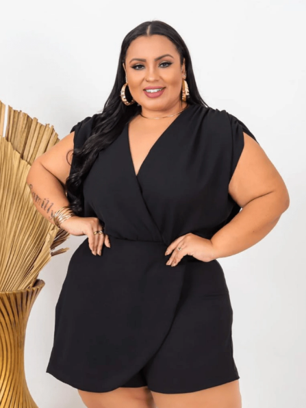 Macaquinho plus size transpassado,Macaquinho plus size decote V,Macaquinho plus size soltinho,Macaquinho plus size casual,Macaquinho plus size elegante,Macaquinho plus size verão,Macaquinho plus size moda feminina,