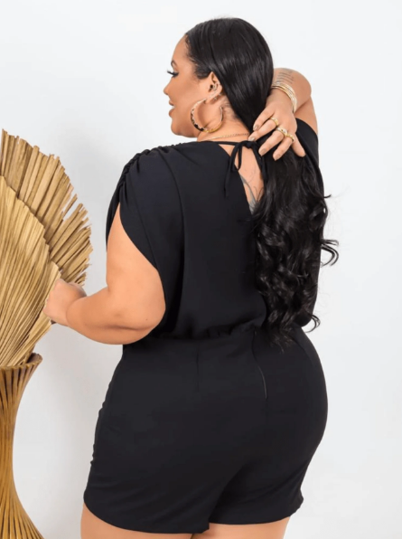 Macaquinho plus size transpassado,Macaquinho plus size decote V,Macaquinho plus size soltinho,Macaquinho plus size casual,Macaquinho plus size elegante,Macaquinho plus size verão,Macaquinho plus size moda feminina,