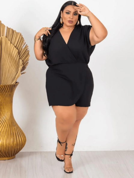Macaquinho plus size transpassado,Macaquinho plus size decote V,Macaquinho plus size soltinho,Macaquinho plus size casual,Macaquinho plus size elegante,Macaquinho plus size verão,Macaquinho plus size moda feminina,