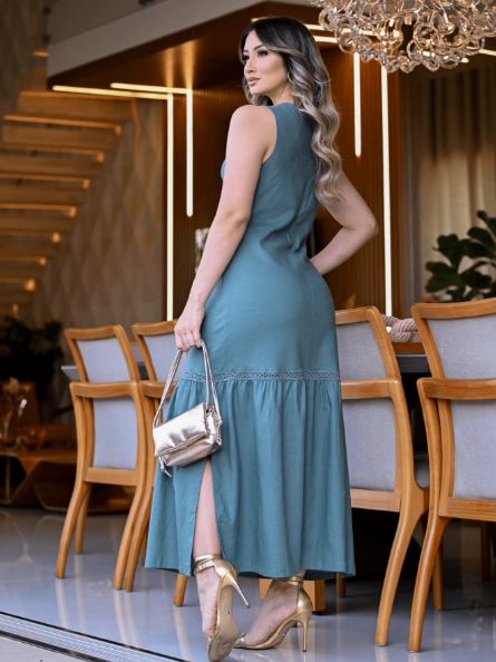 Vestido longo com renda,Vestido com recorte lateral,Vestido de festa elegante,Vestido longo para eventos,Moda feminina sofisticada,Vestido de renda para ocasiões especiais,Vestido longo sensual com detalhes em renda​